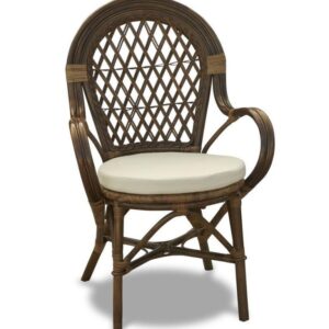 Capri kurvestol brun natur rattan med armlæn og hvid hynde.