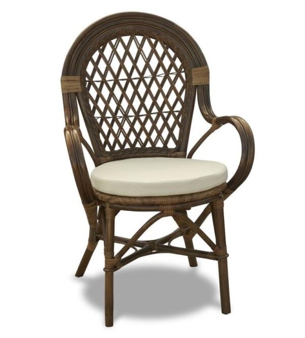 Capri kurvestol brun natur rattan med armlæn og hvid hynde.
