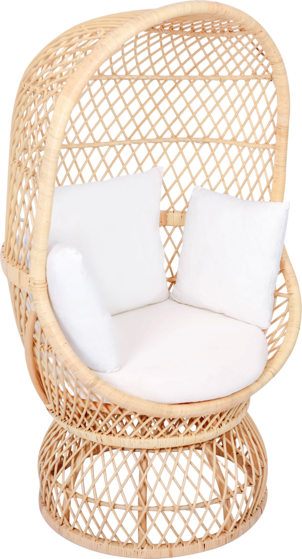 Loungestol Nordlys Furniture Manado i FSC-certificeret natur rattan med polstret sæde og to puder