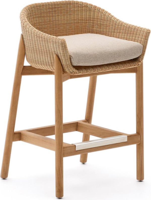 Udendørs barstol Kave Home Galea i FSC-teak, syntetisk rattan og aluminium beige